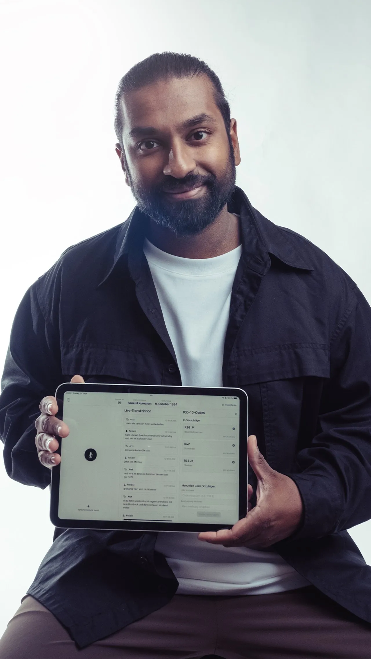 Gründer von theron medical mit einem Tablet, das die Live-Transkription zeigt.